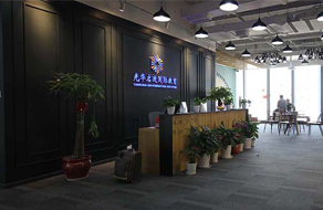 将装饰色彩与传统办公设计相结合的室内照明。